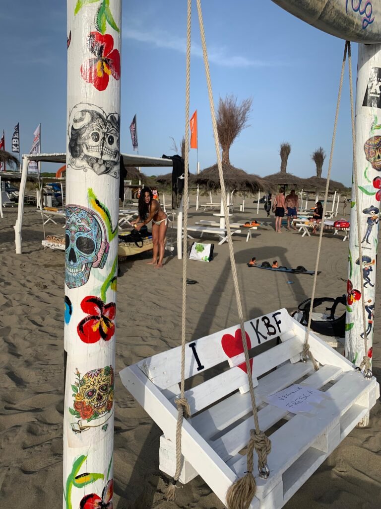 Altalena decorata sulla spiaggia di Kite Beach Fiumara, relax e divertimento al mare